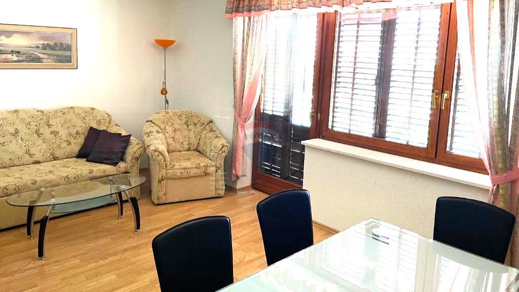 Hiša z veliko parcelo in gradbenim dovoljenjem, le 1,5 km od morja