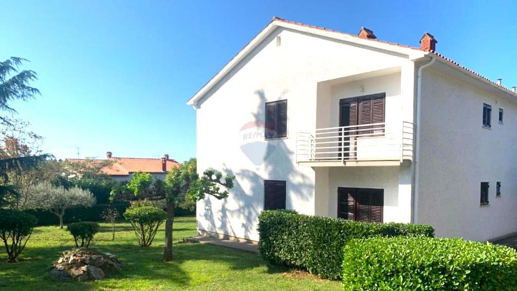Hiša z veliko parcelo in gradbenim dovoljenjem, le 1,5 km od morja