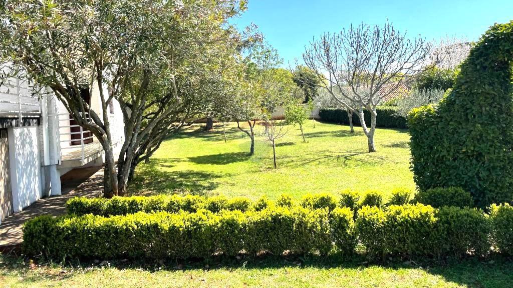 Hiša z veliko parcelo in gradbenim dovoljenjem, le 1,5 km od morja