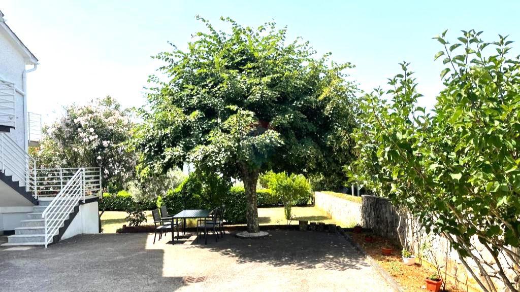 Hiša z veliko parcelo in gradbenim dovoljenjem, le 1,5 km od morja