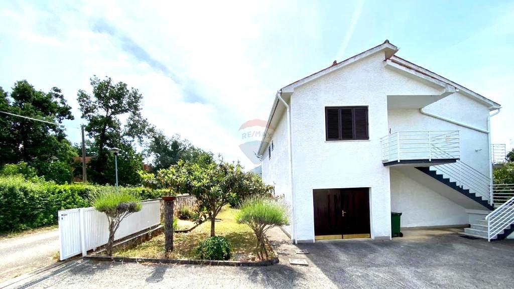 Hiša z veliko parcelo in gradbenim dovoljenjem, le 1,5 km od morja