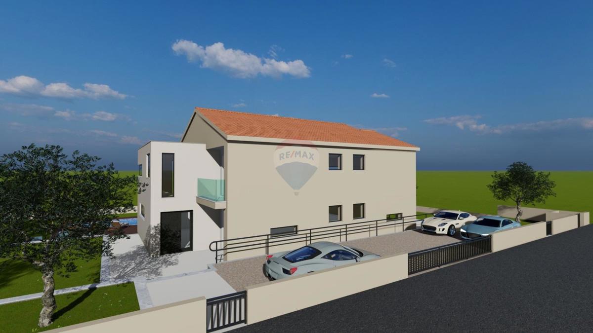 Hiša z veliko parcelo in gradbenim dovoljenjem, le 1,5 km od morja