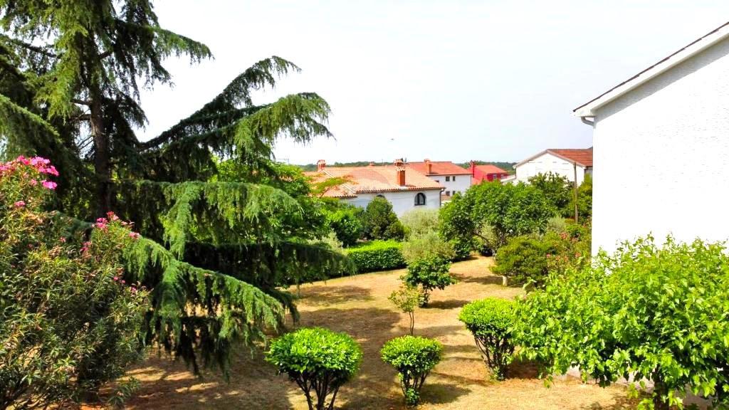 Hiša z veliko parcelo in gradbenim dovoljenjem, le 1,5 km od morja
