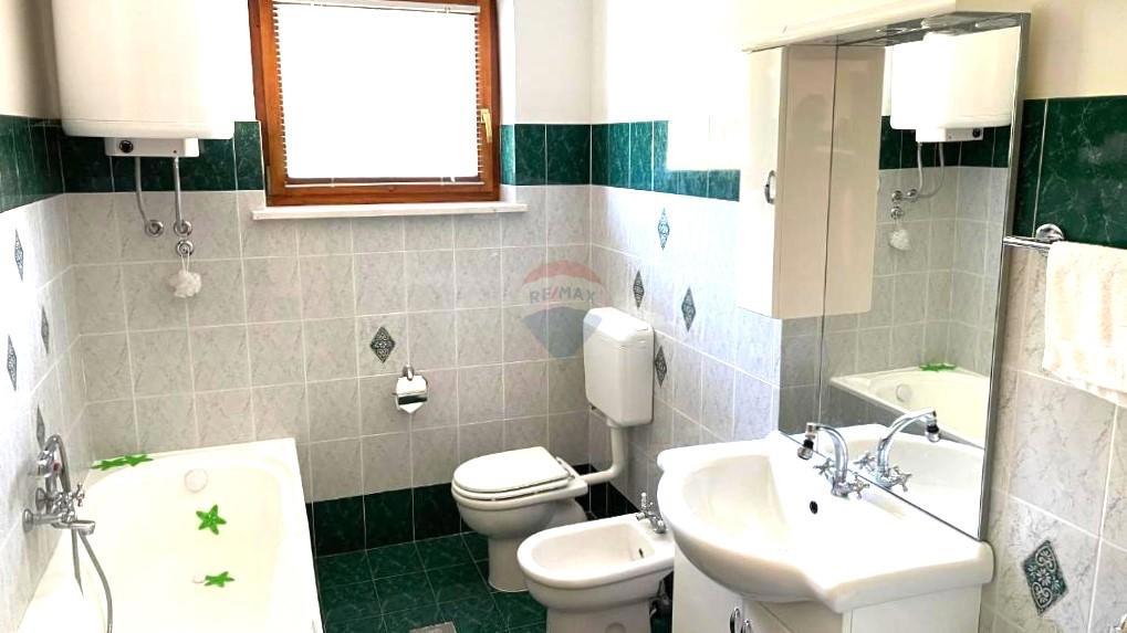 Hiša z veliko parcelo in gradbenim dovoljenjem, le 1,5 km od morja