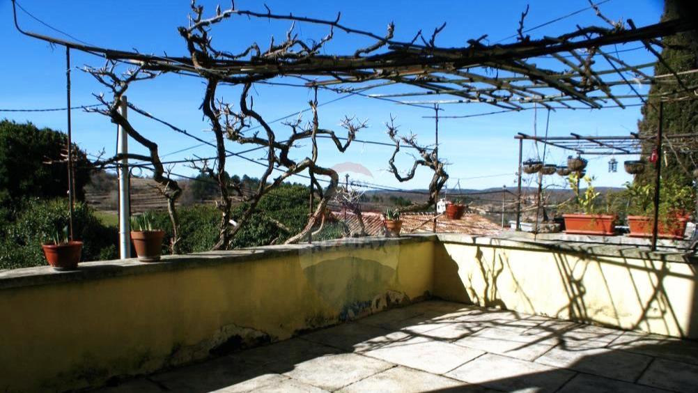 Istra, Oprtalj – Kamnita hiša za prenovo