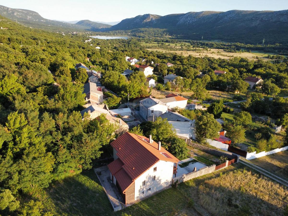 Crikvenica, Drivenik – Prostorna družinska hiša z vrtom