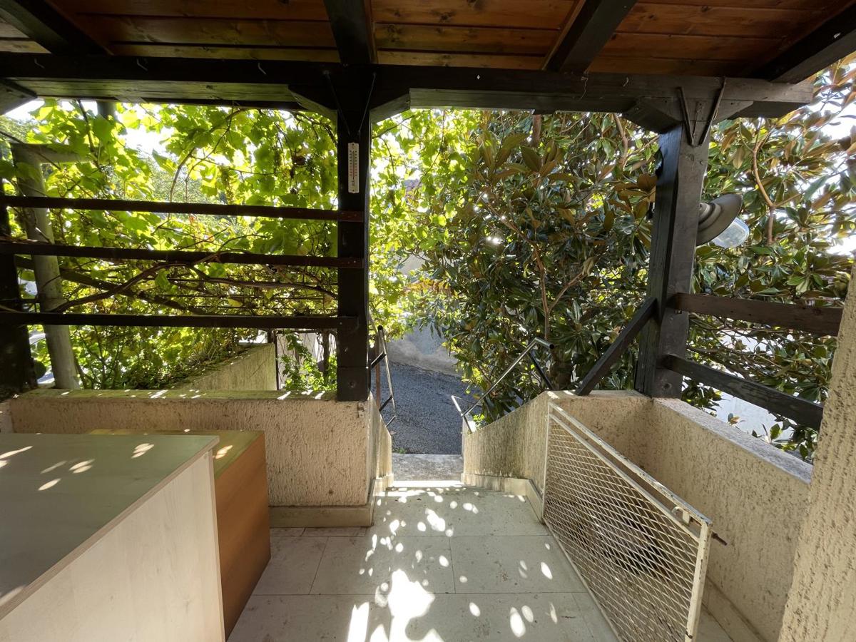 Novi Vinodolski, Bribir – hiša z 2 stanovanjema in zemljiščem