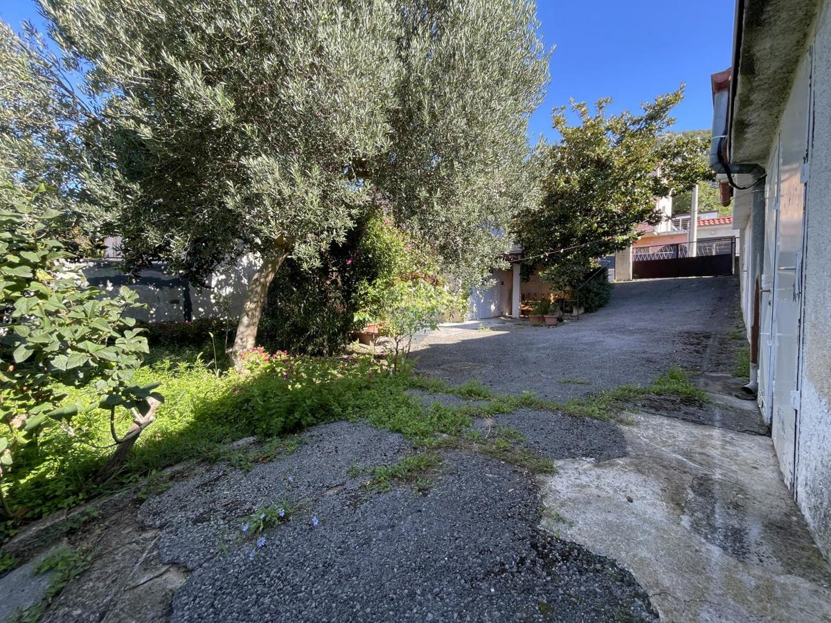 Novi Vinodolski, Bribir – hiša z 2 stanovanjema in zemljiščem