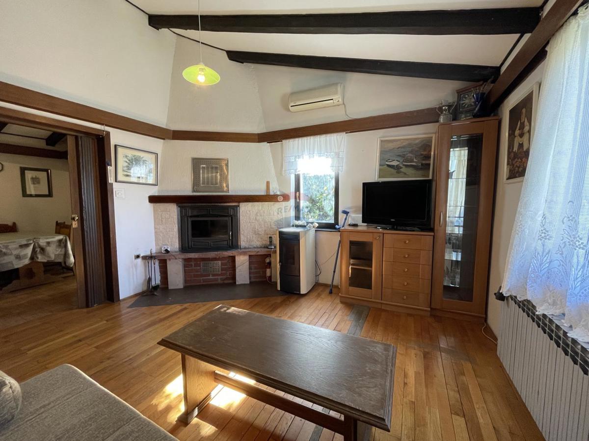 Novi Vinodolski, Bribir – hiša z 2 stanovanjema in zemljiščem