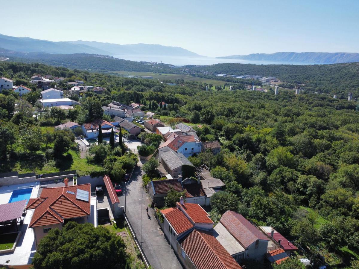 Novi Vinodolski, Bribir – hiša z 2 stanovanjema in zemljiščem