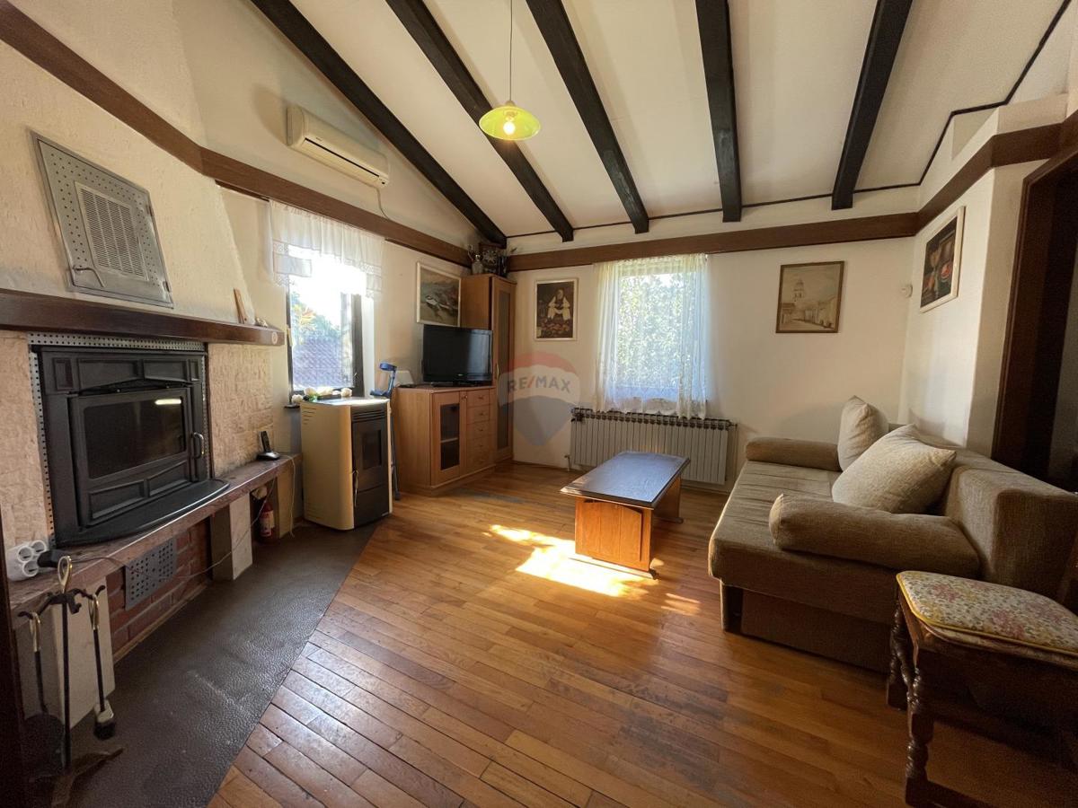 Novi Vinodolski, Bribir – hiša z 2 stanovanjema in zemljiščem