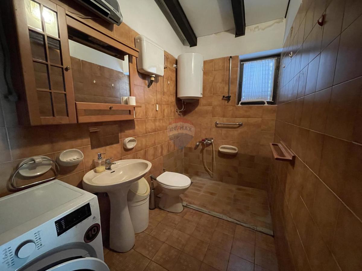 Novi Vinodolski, Bribir – hiša z 2 stanovanjema in zemljiščem