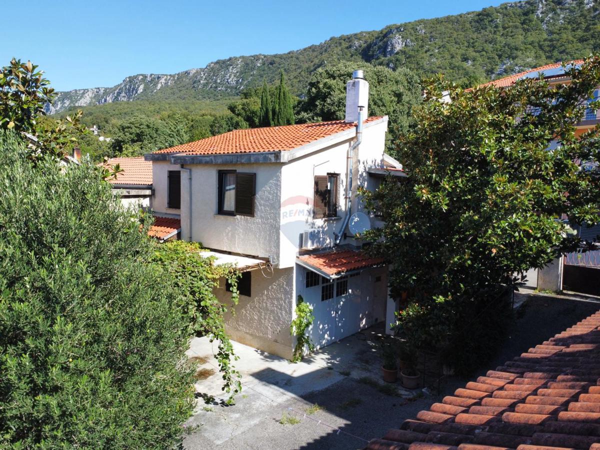 Novi Vinodolski, Bribir – hiša z 2 stanovanjema in zemljiščem