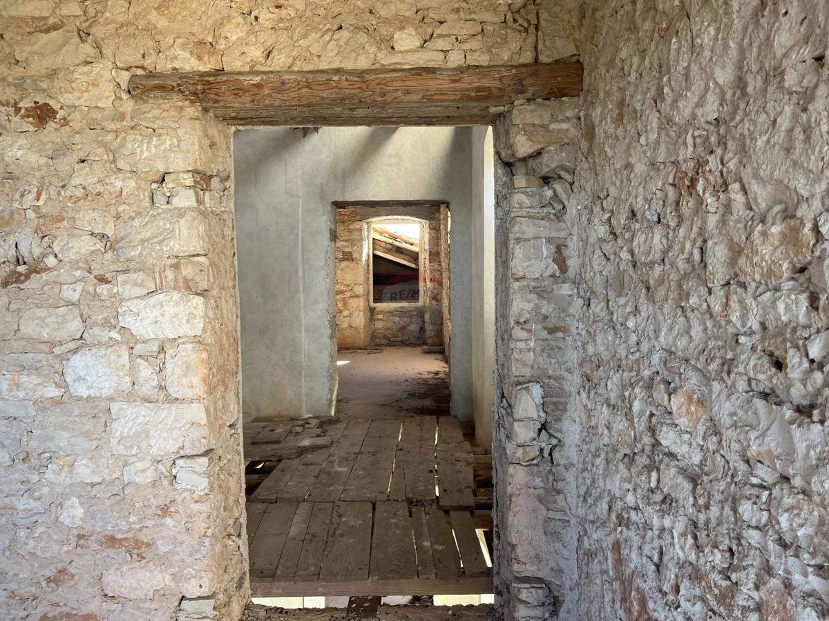 Hiša okolica Pule, Pula, 750m2