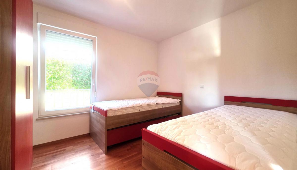 Istra, Novigrad – Dvosobno stanovanje v pritličju z vrtom in bazenom