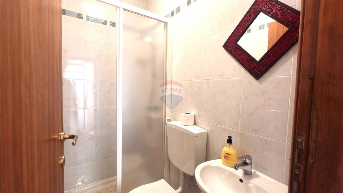 Istra, Novigrad – Dvosobno stanovanje v pritličju z vrtom in bazenom