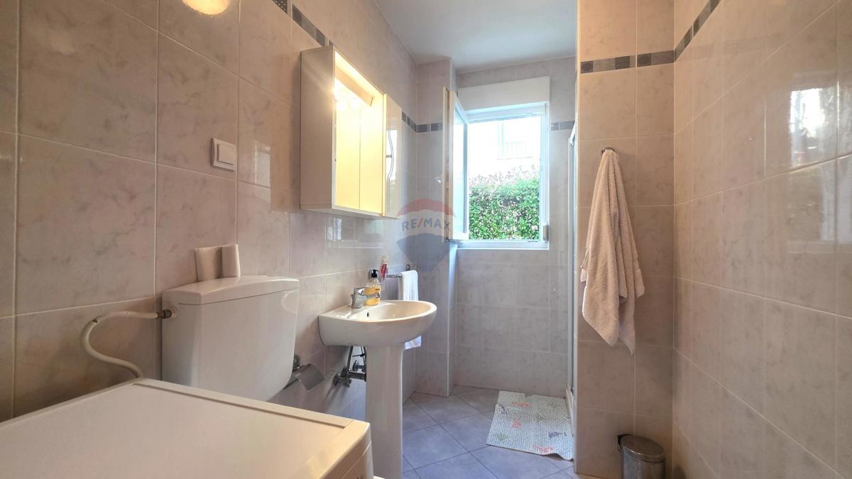 Istra, Novigrad – Dvosobno stanovanje v pritličju z vrtom in bazenom