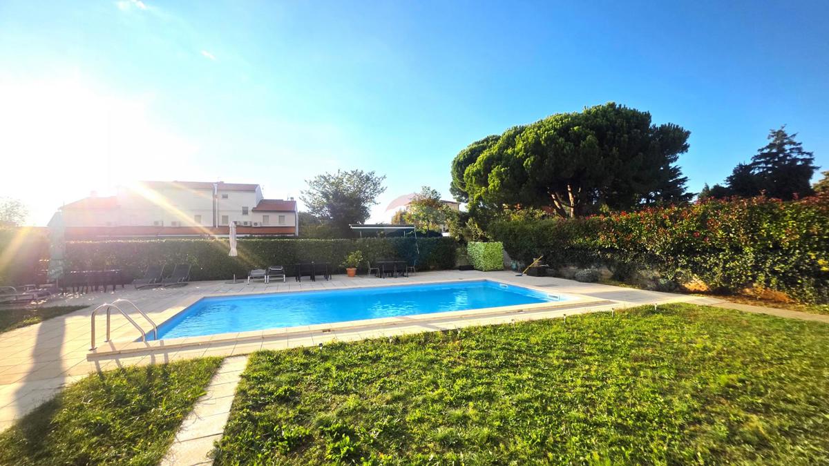 Istra, Novigrad – Dvosobno stanovanje v pritličju z vrtom in bazenom