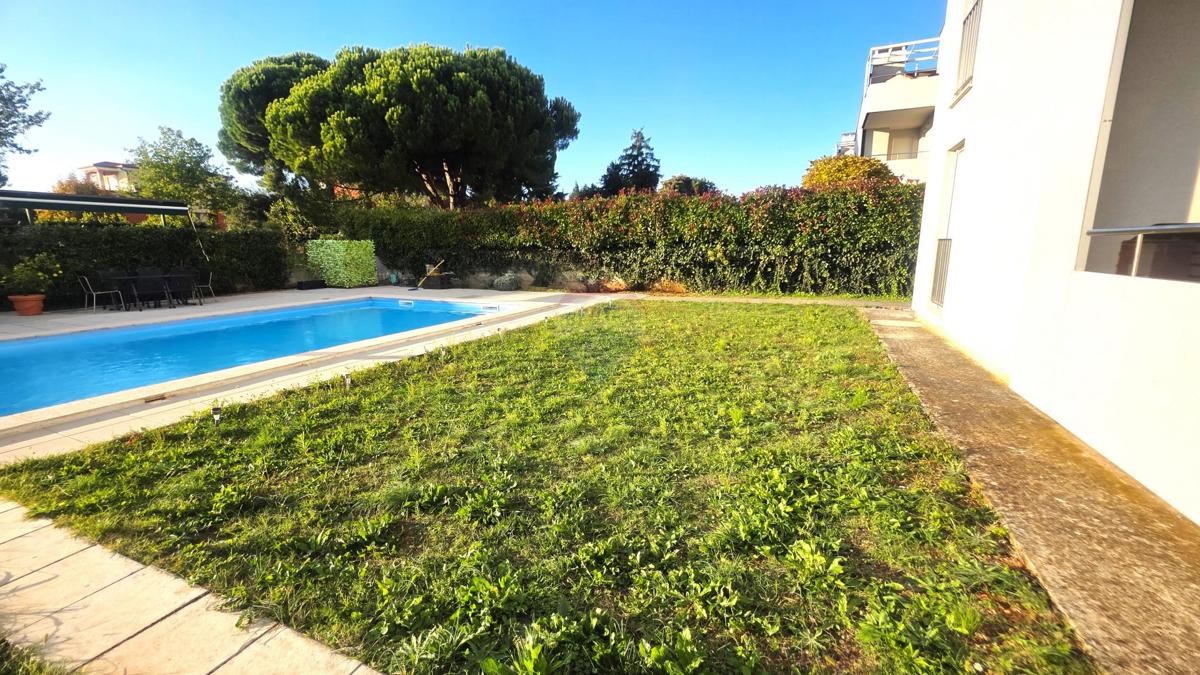 Istra, Novigrad – Dvosobno stanovanje v pritličju z vrtom in bazenom