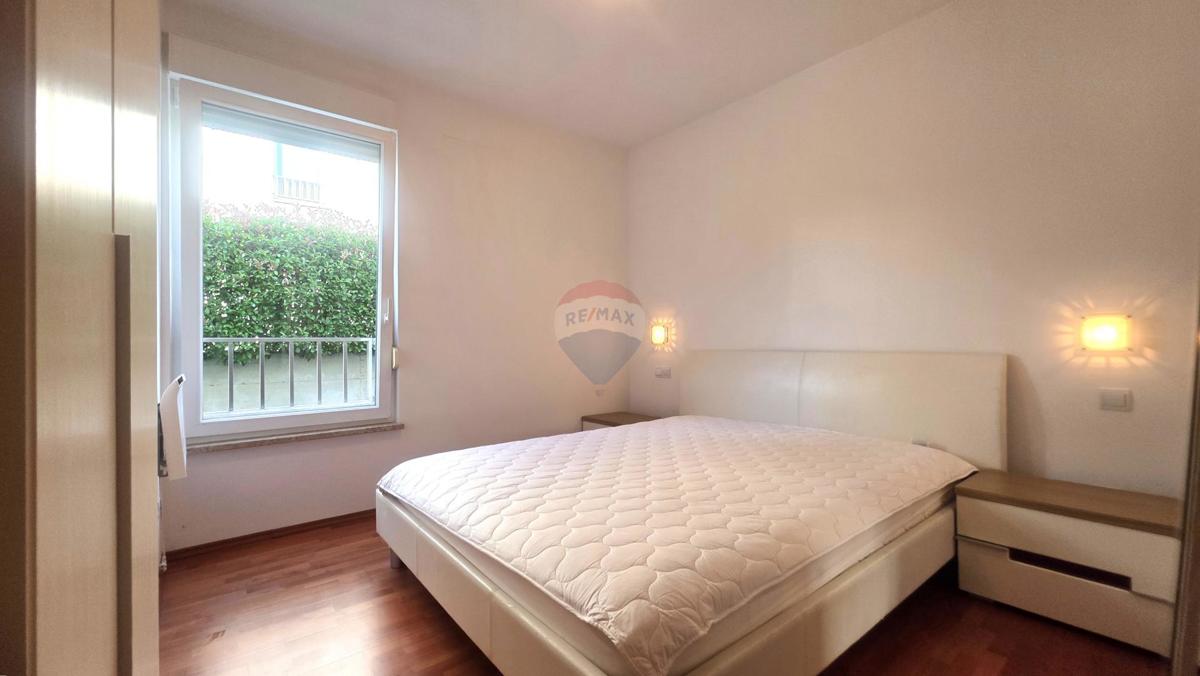 Istra, Novigrad – Dvosobno stanovanje v pritličju z vrtom in bazenom