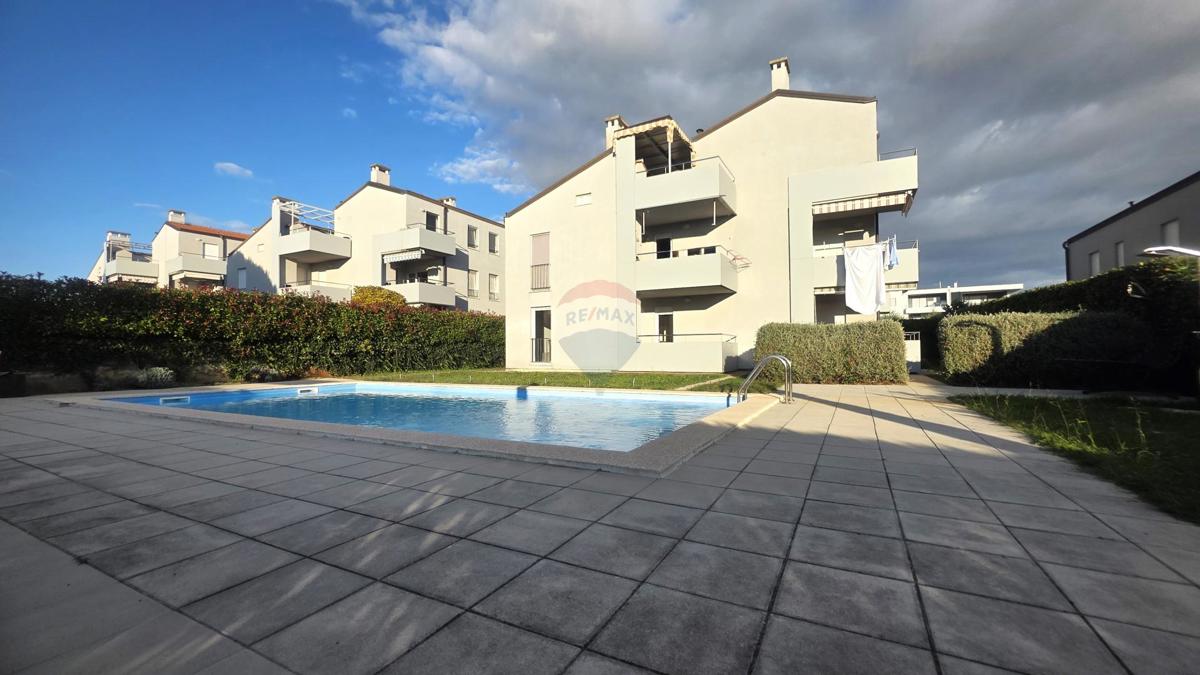 Istra, Novigrad – Dvosobno stanovanje v pritličju z vrtom in bazenom