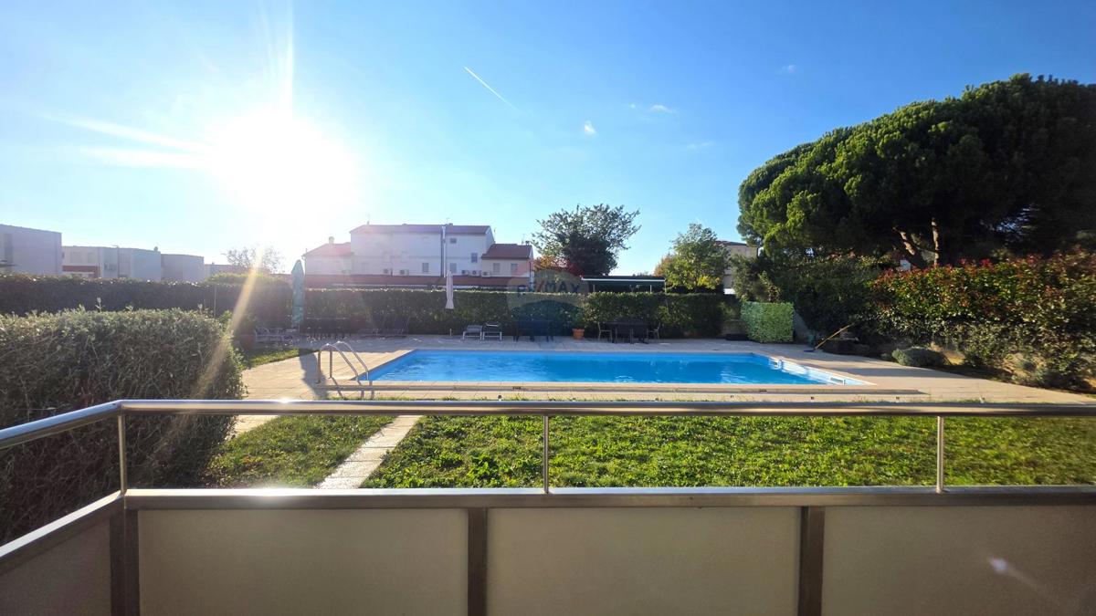 Istra, Novigrad – Dvosobno stanovanje v pritličju z vrtom in bazenom