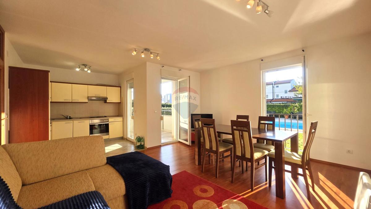 Istra, Novigrad – Dvosobno stanovanje v pritličju z vrtom in bazenom