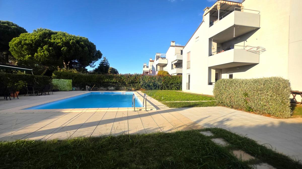 Istra, Novigrad – Dvosobno stanovanje v pritličju z vrtom in bazenom