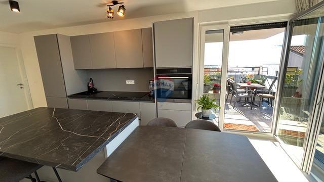 Stanovanje v Novigradu s strešno teraso in pogledom na morje