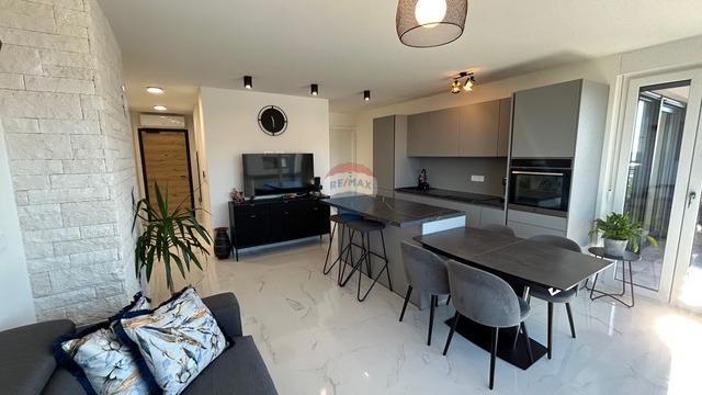 Stanovanje v Novigradu s strešno teraso in pogledom na morje