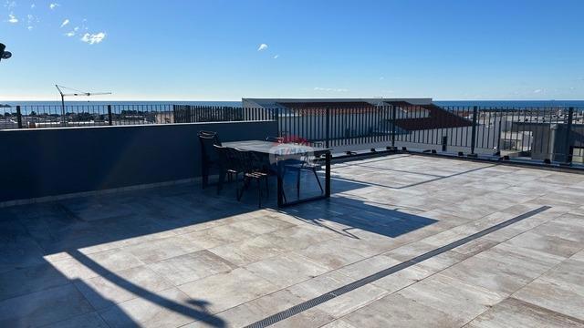 Stanovanje v Novigradu s strešno teraso in pogledom na morje