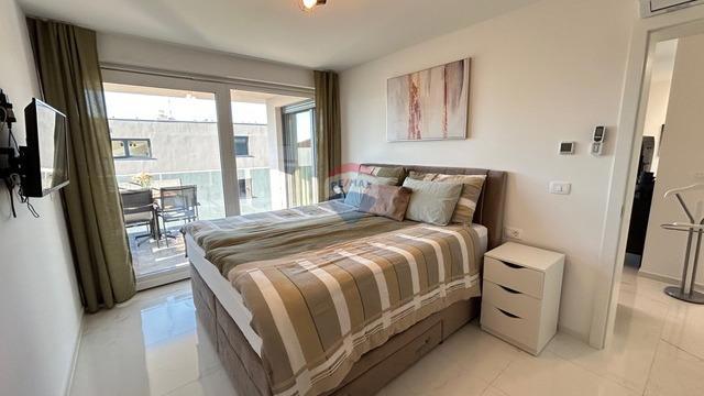 Stanovanje v Novigradu s strešno teraso in pogledom na morje