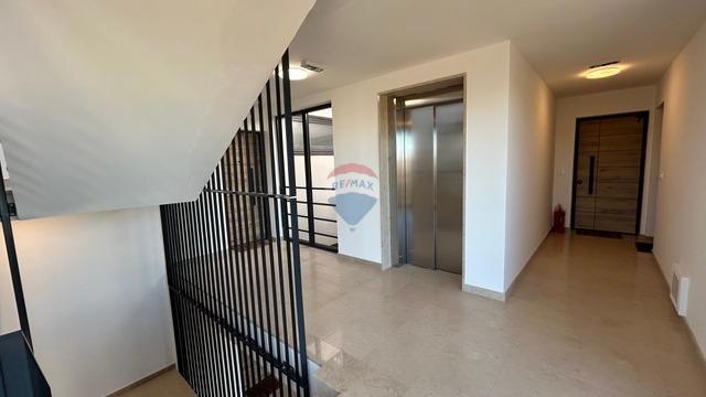 Stanovanje v Novigradu s strešno teraso in pogledom na morje