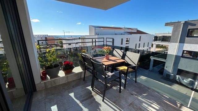 Stanovanje v Novigradu s strešno teraso in pogledom na morje