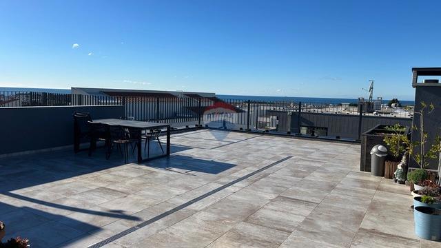 Stanovanje v Novigradu s strešno teraso in pogledom na morje