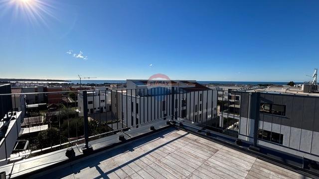 Stanovanje v Novigradu s strešno teraso in pogledom na morje