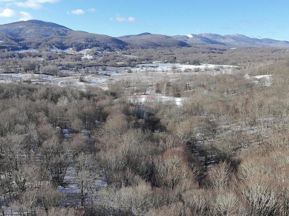 Vodoteč, Brinje – Lovska hiša z 8 hektarji zemljišča