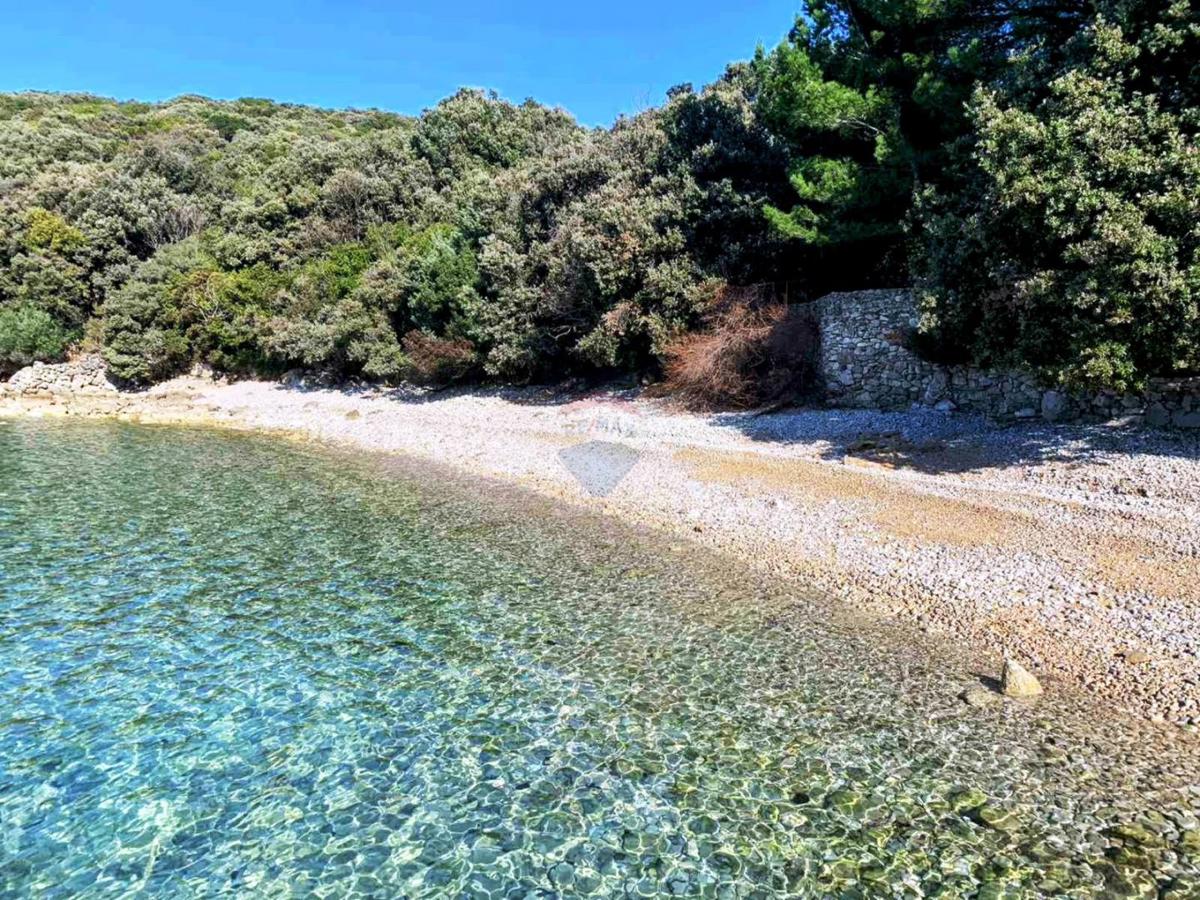Stavbno zemljišče Ustrine, Mali Lošinj, 1.744m2
