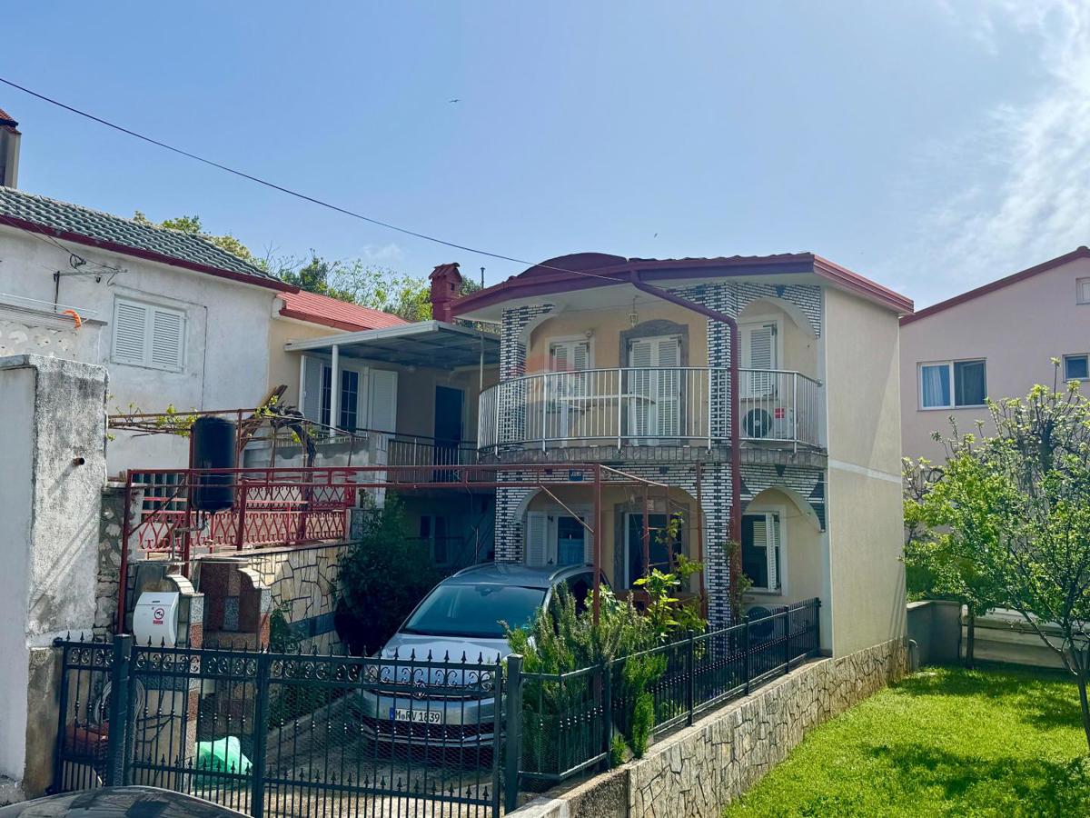 Novi Vinodolski – hiša s 4 apartmaji
