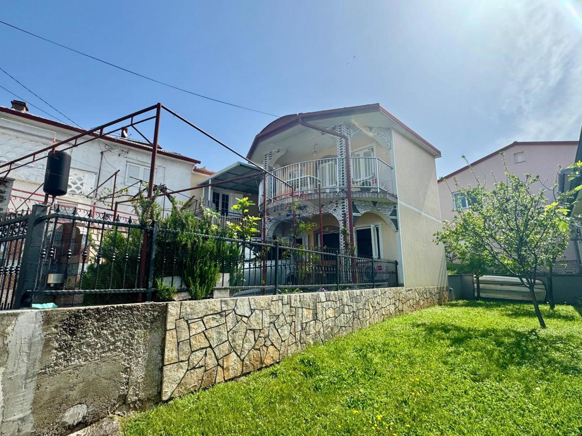 Novi Vinodolski – hiša s 4 apartmaji