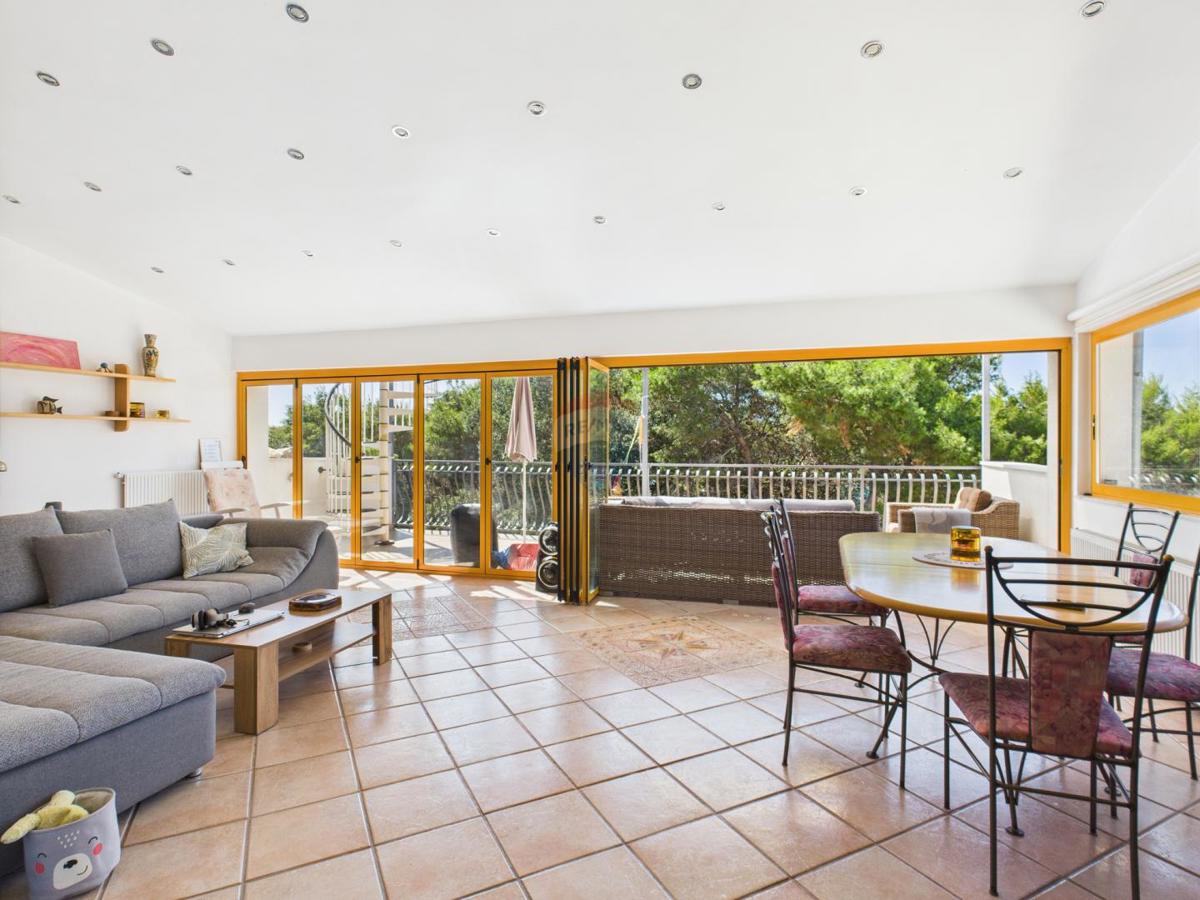 Istra, Rovinj, hiša v gozdičku ob morju, parkirišče, 6 apartmajev
