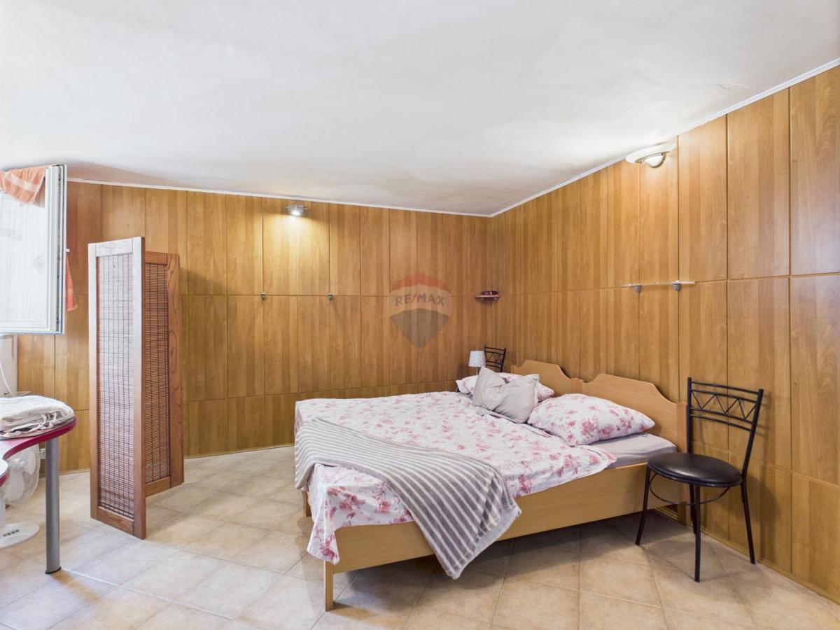 Istra, Rovinj, hiša v gozdičku ob morju, parkirišče, 6 apartmajev