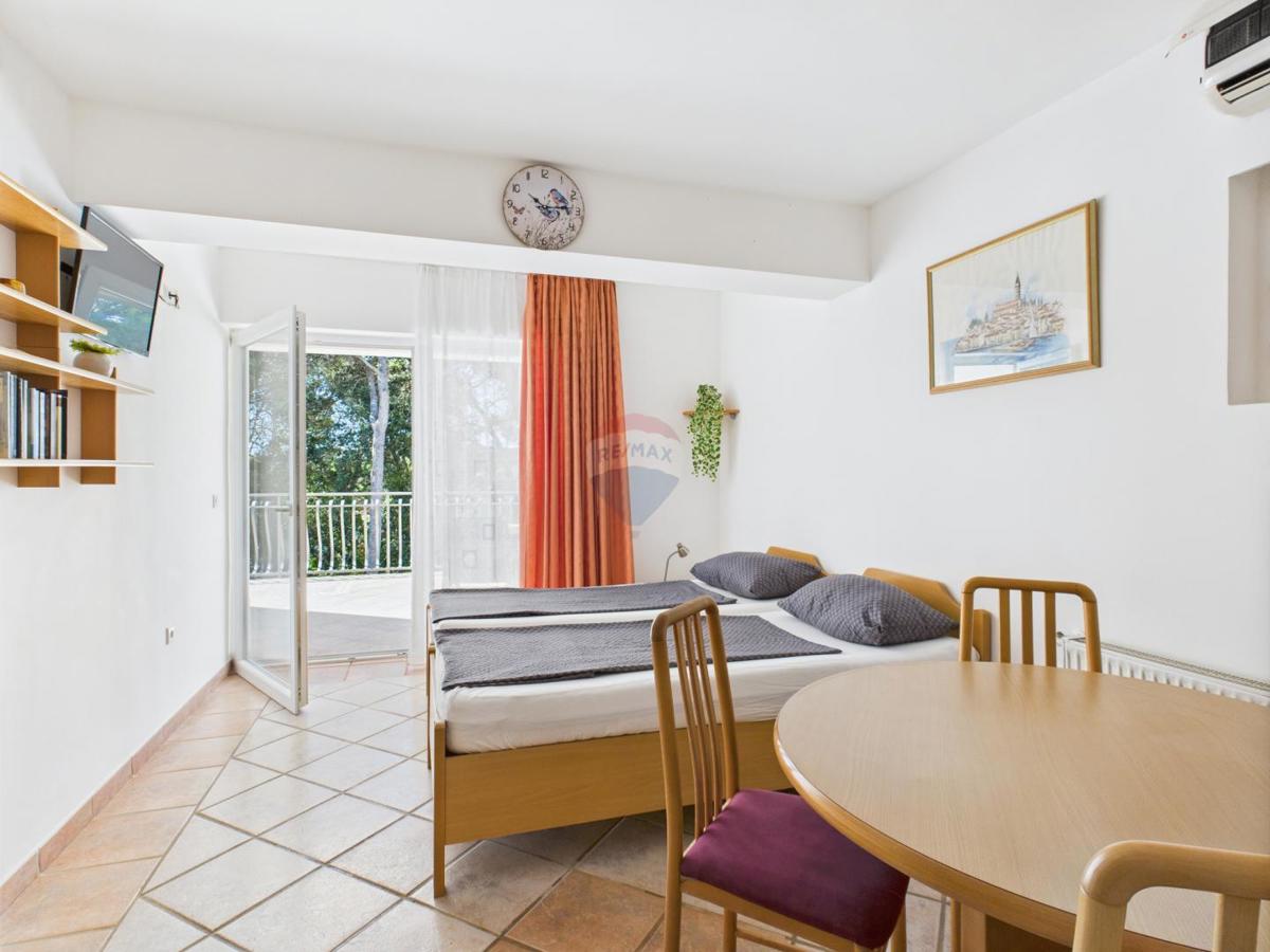 Istra, Rovinj, hiša v gozdičku ob morju, parkirišče, 6 apartmajev