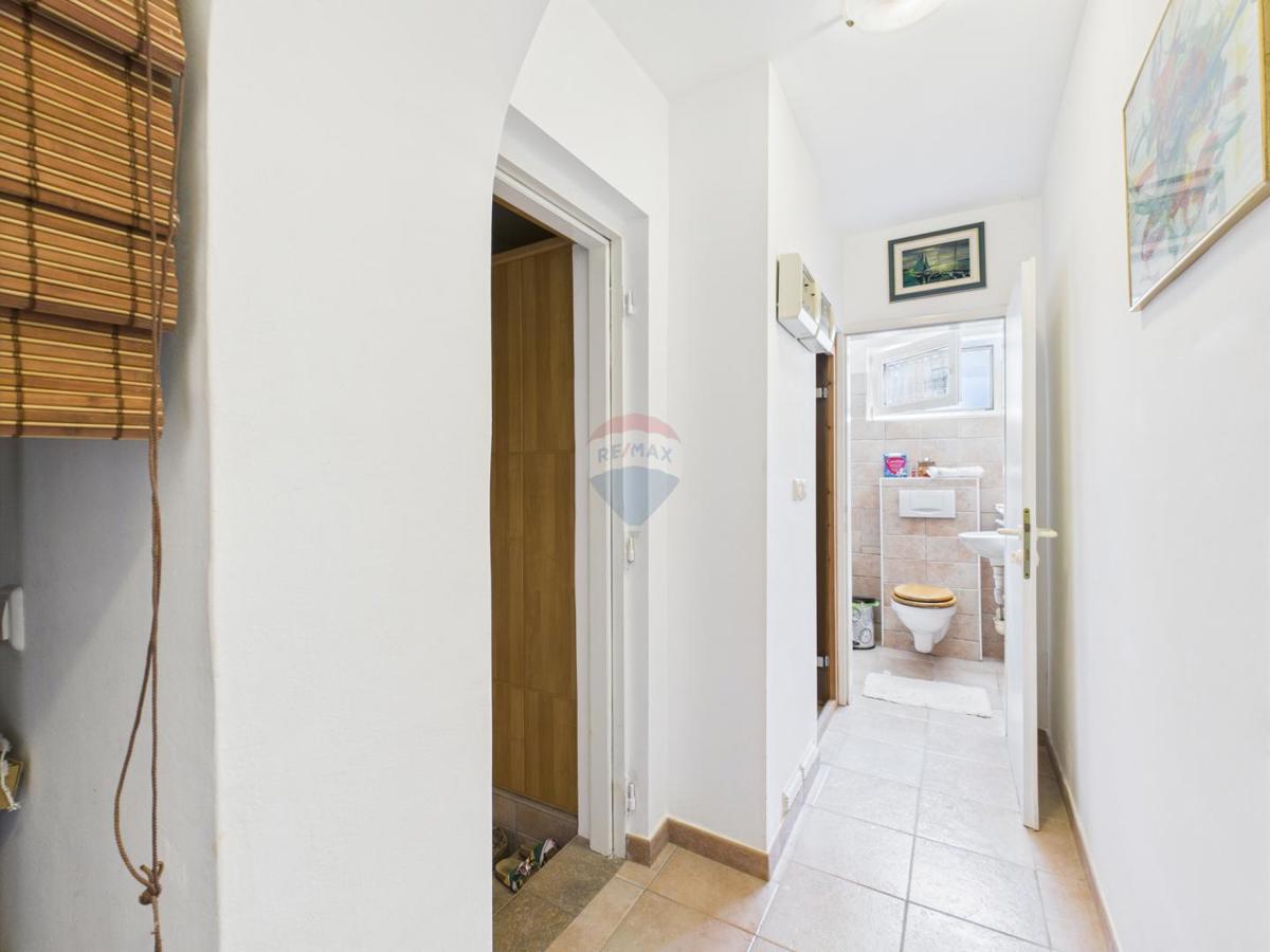 Istra, Rovinj, hiša v gozdičku ob morju, parkirišče, 6 apartmajev