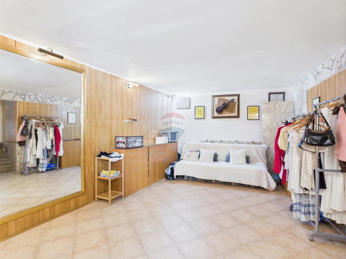 Istra, Rovinj, hiša v gozdičku ob morju, parkirišče, 6 apartmajev