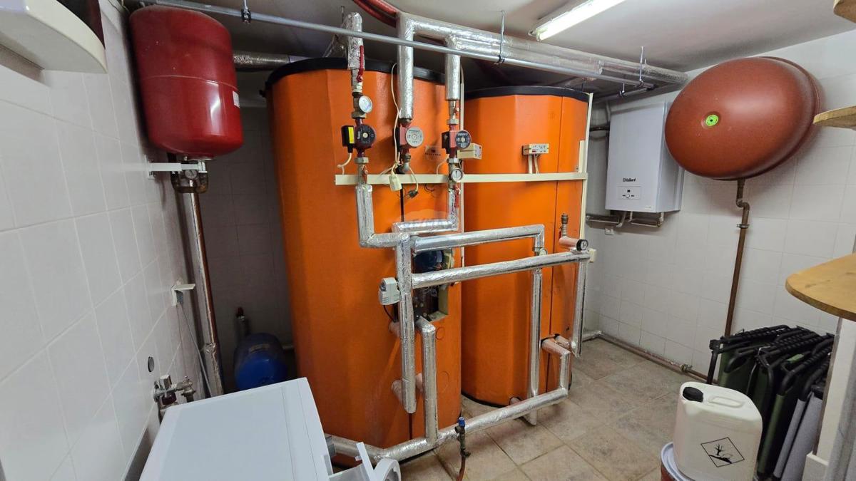 Istra, Rovinj, hiša v gozdičku ob morju, parkirišče, 6 apartmajev
