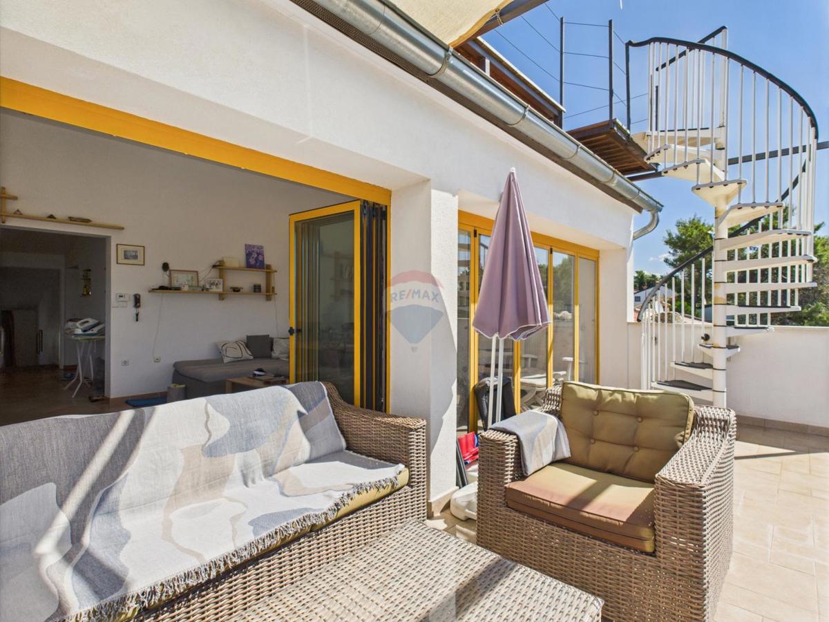 Istra, Rovinj, hiša v gozdičku ob morju, parkirišče, 6 apartmajev