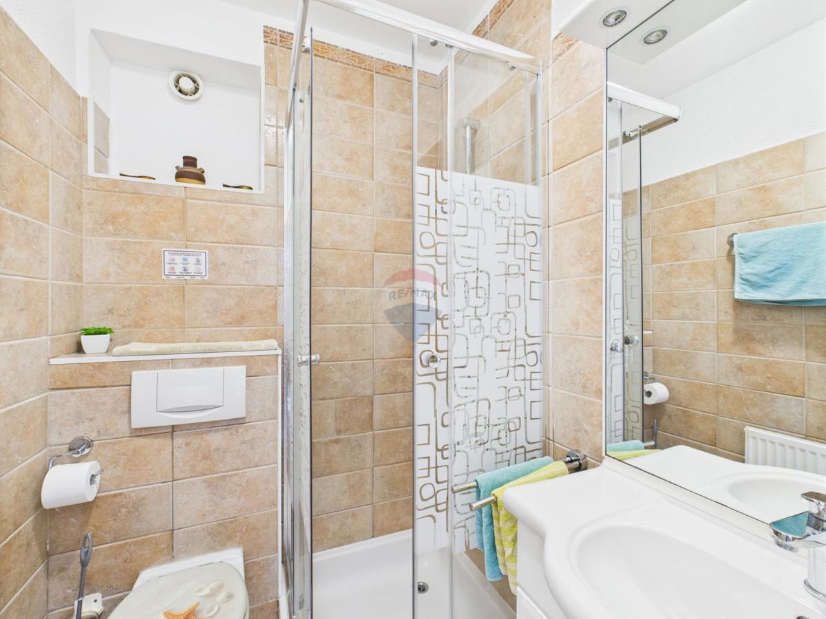 Istra, Rovinj, hiša v gozdičku ob morju, parkirišče, 6 apartmajev