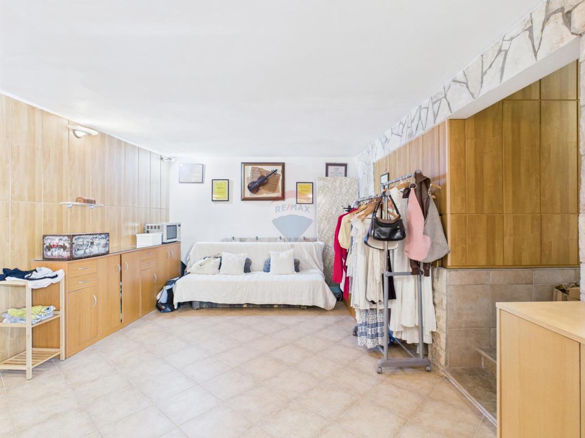 Istra, Rovinj, hiša v gozdičku ob morju, parkirišče, 6 apartmajev