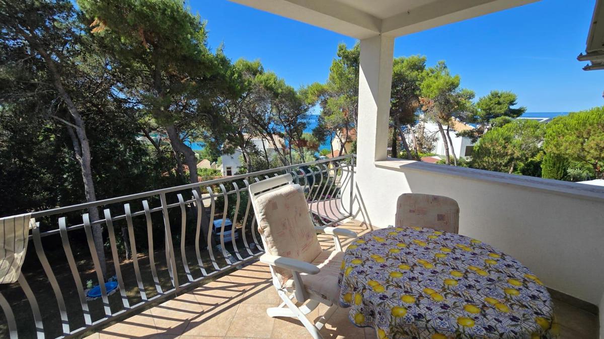 Istra, Rovinj, hiša v gozdičku ob morju, parkirišče, 6 apartmajev